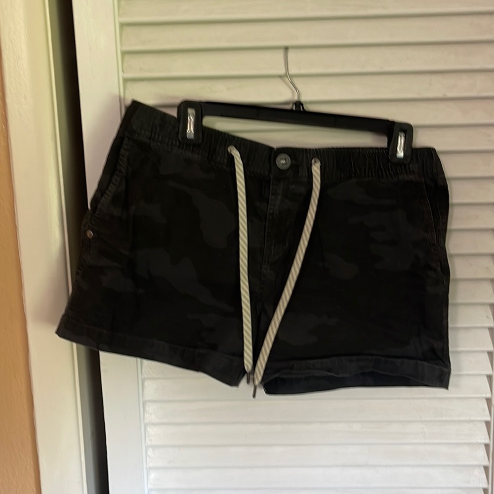 Vuori black camouflage drawstring rip stop shorts size medium 3 inch inseam